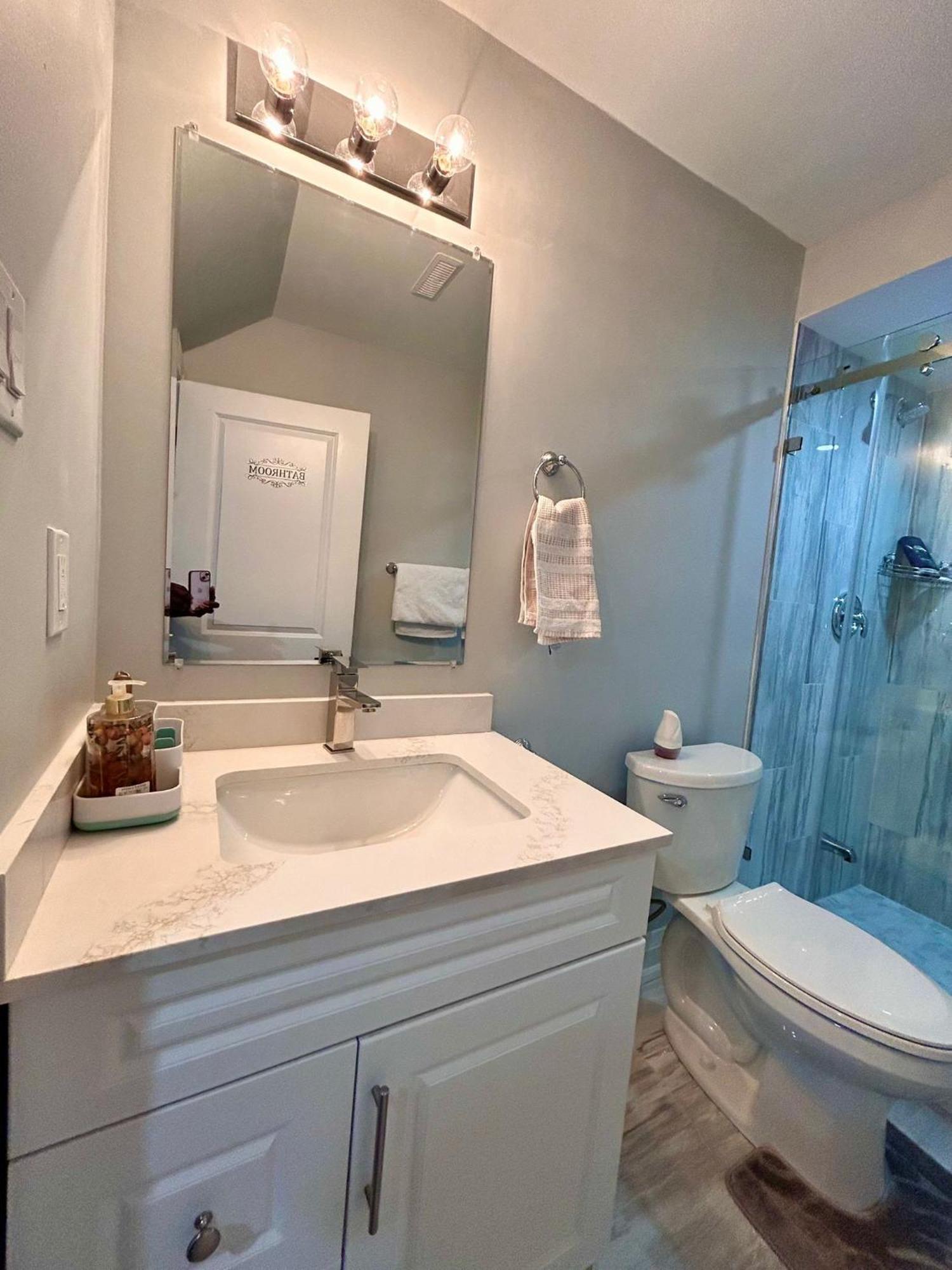 Apartment B 2 Bedroom Брамптън Екстериор снимка
