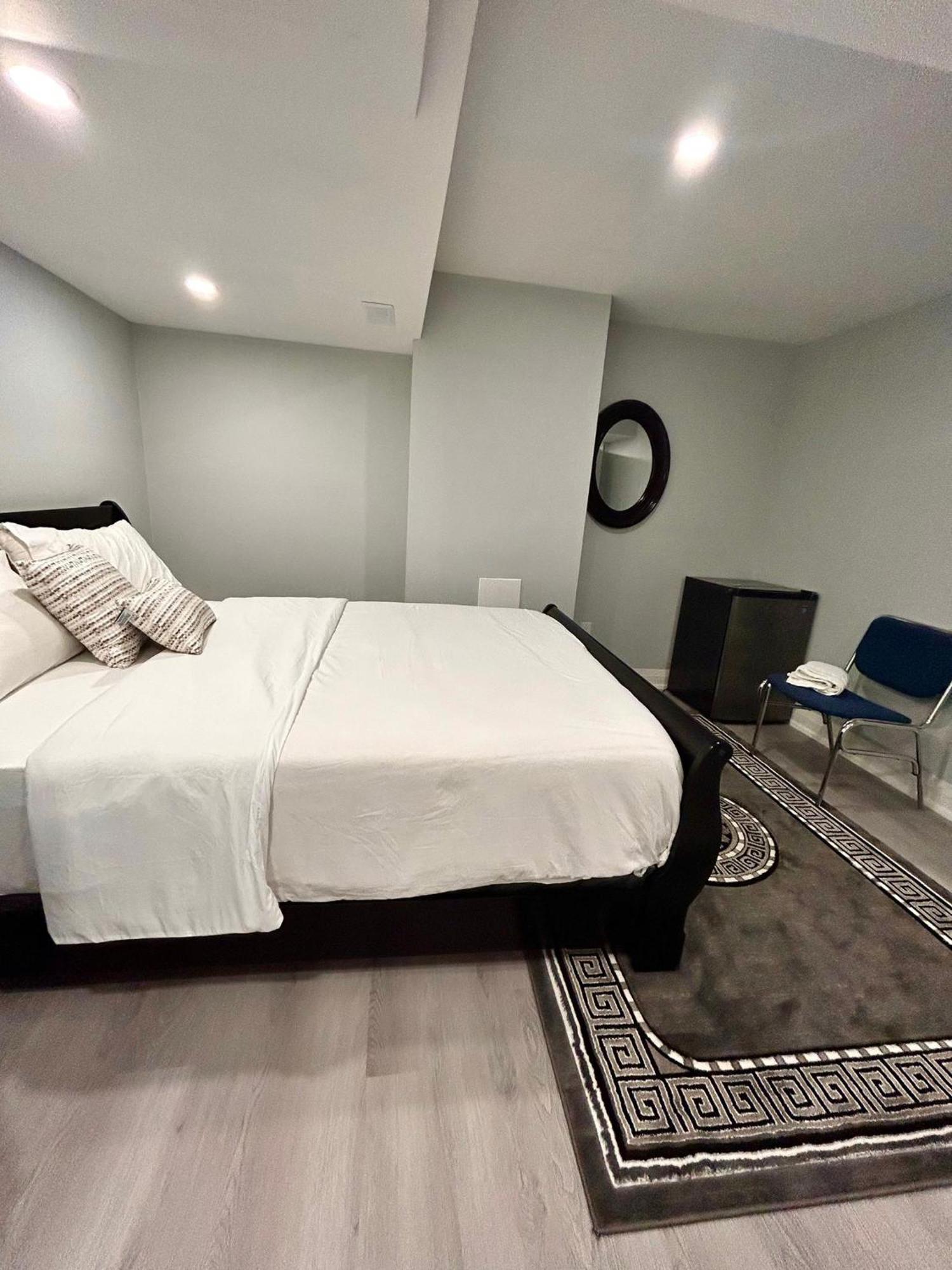 Apartment B 2 Bedroom Брамптън Екстериор снимка