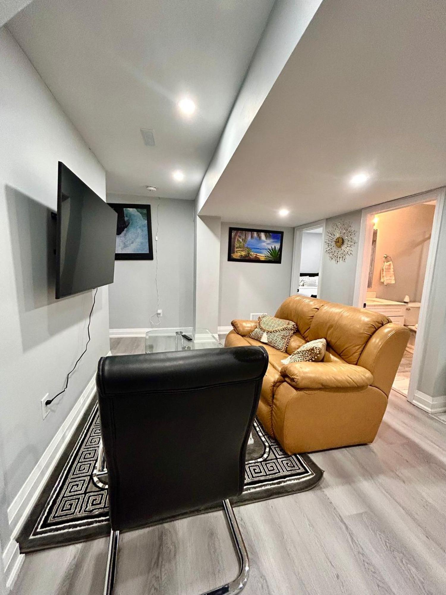 Apartment B 2 Bedroom Брамптън Екстериор снимка