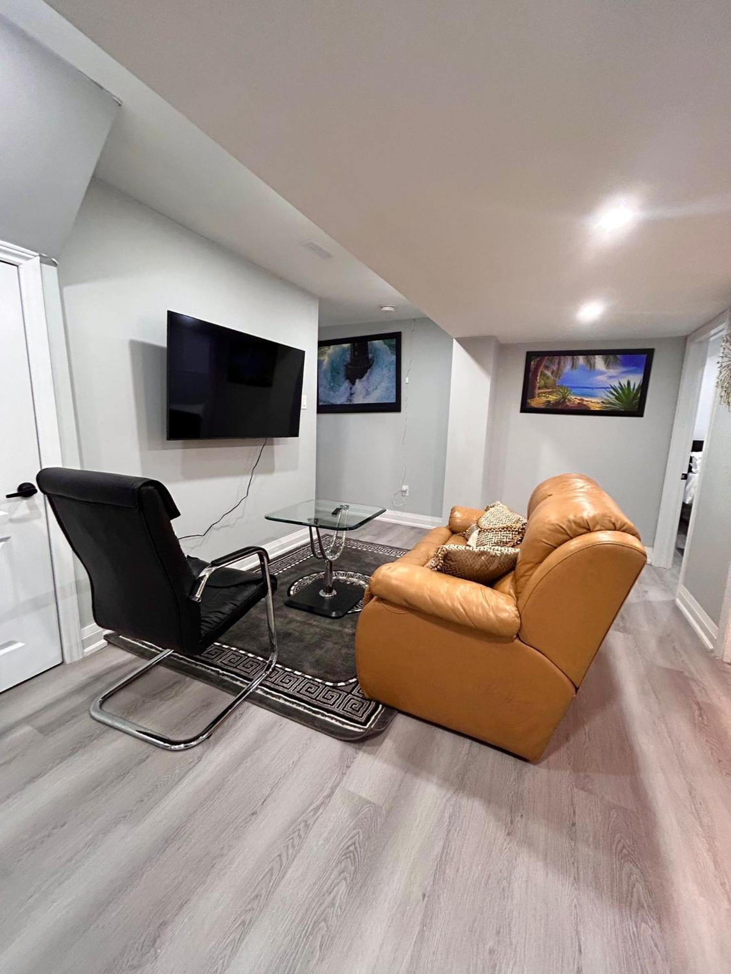 Apartment B 2 Bedroom Брамптън Екстериор снимка