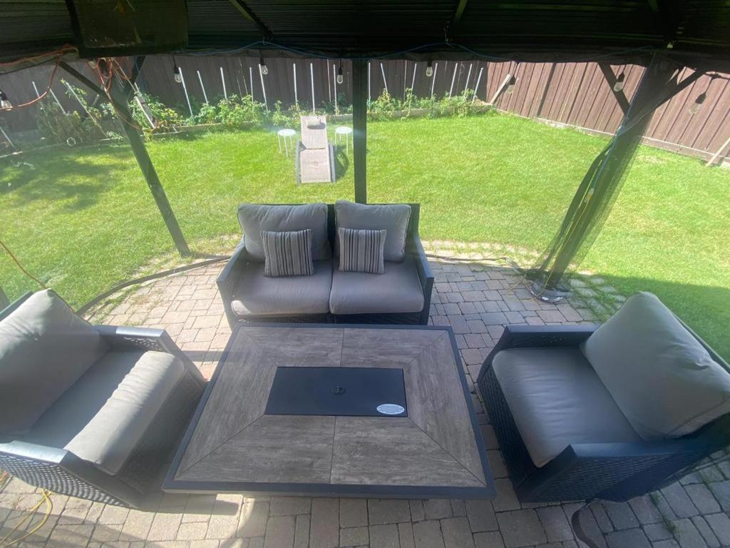 Apartment B 2 Bedroom Брамптън Екстериор снимка