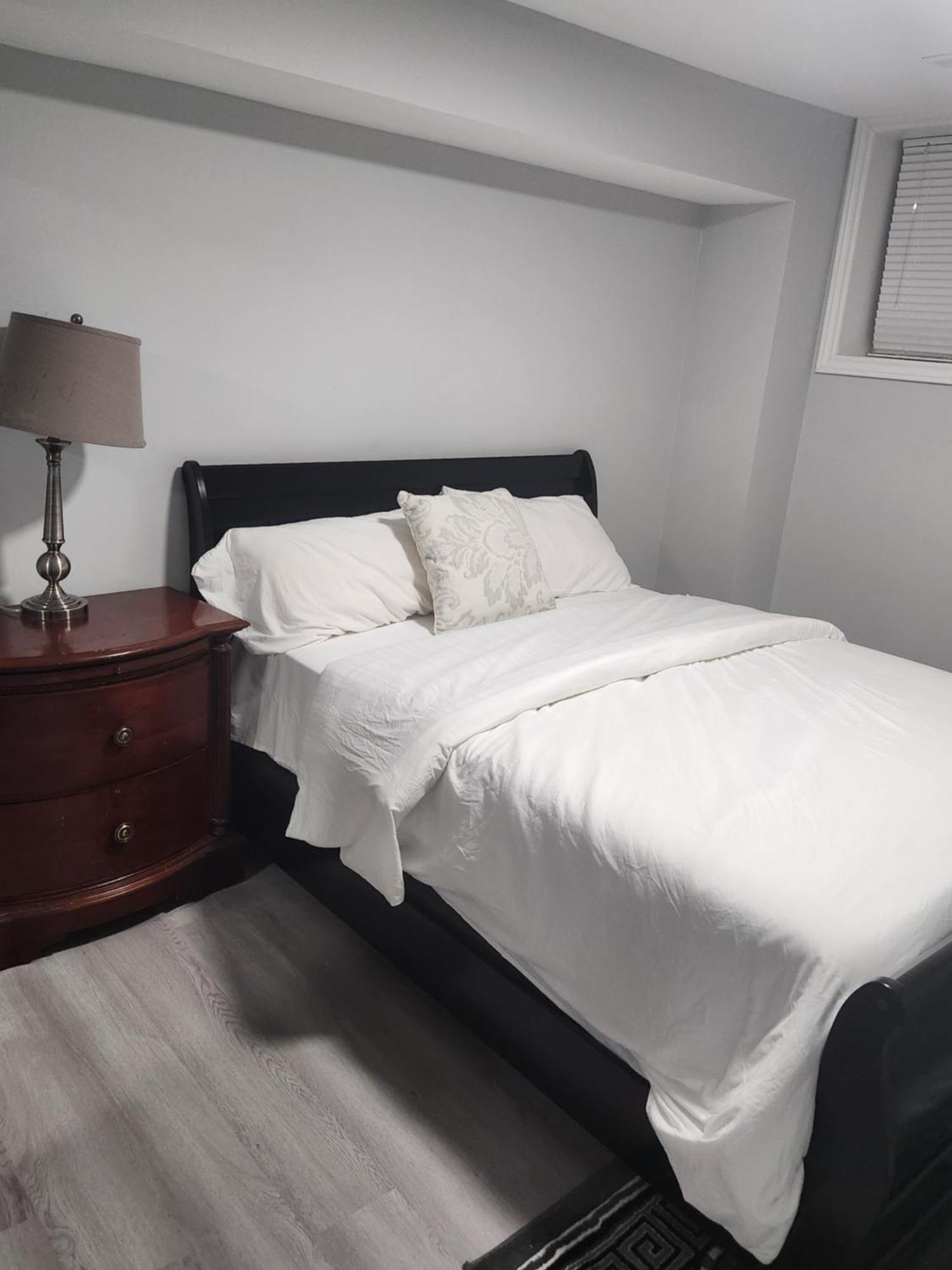 Apartment B 2 Bedroom Брамптън Екстериор снимка