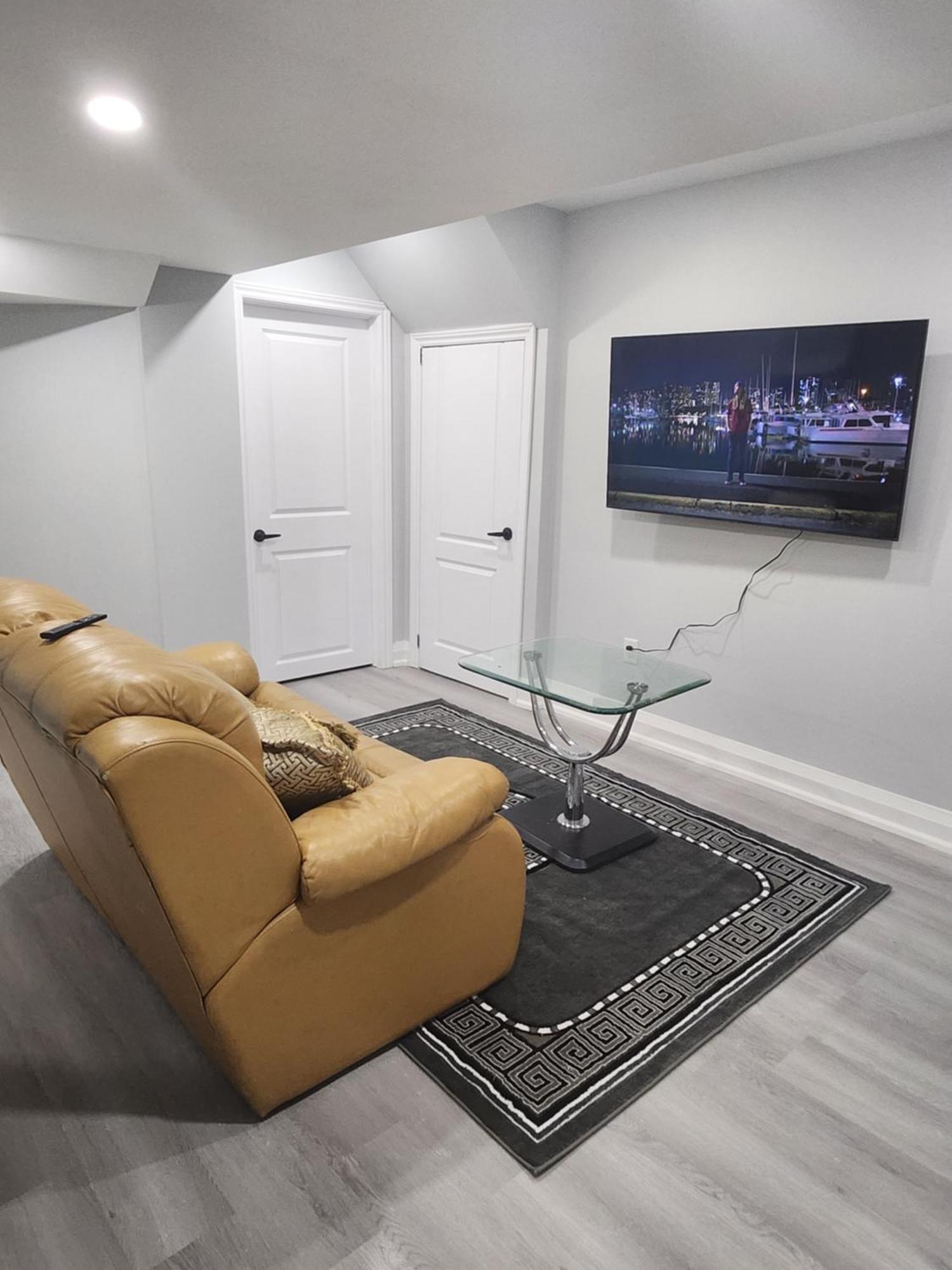 Apartment B 2 Bedroom Брамптън Екстериор снимка