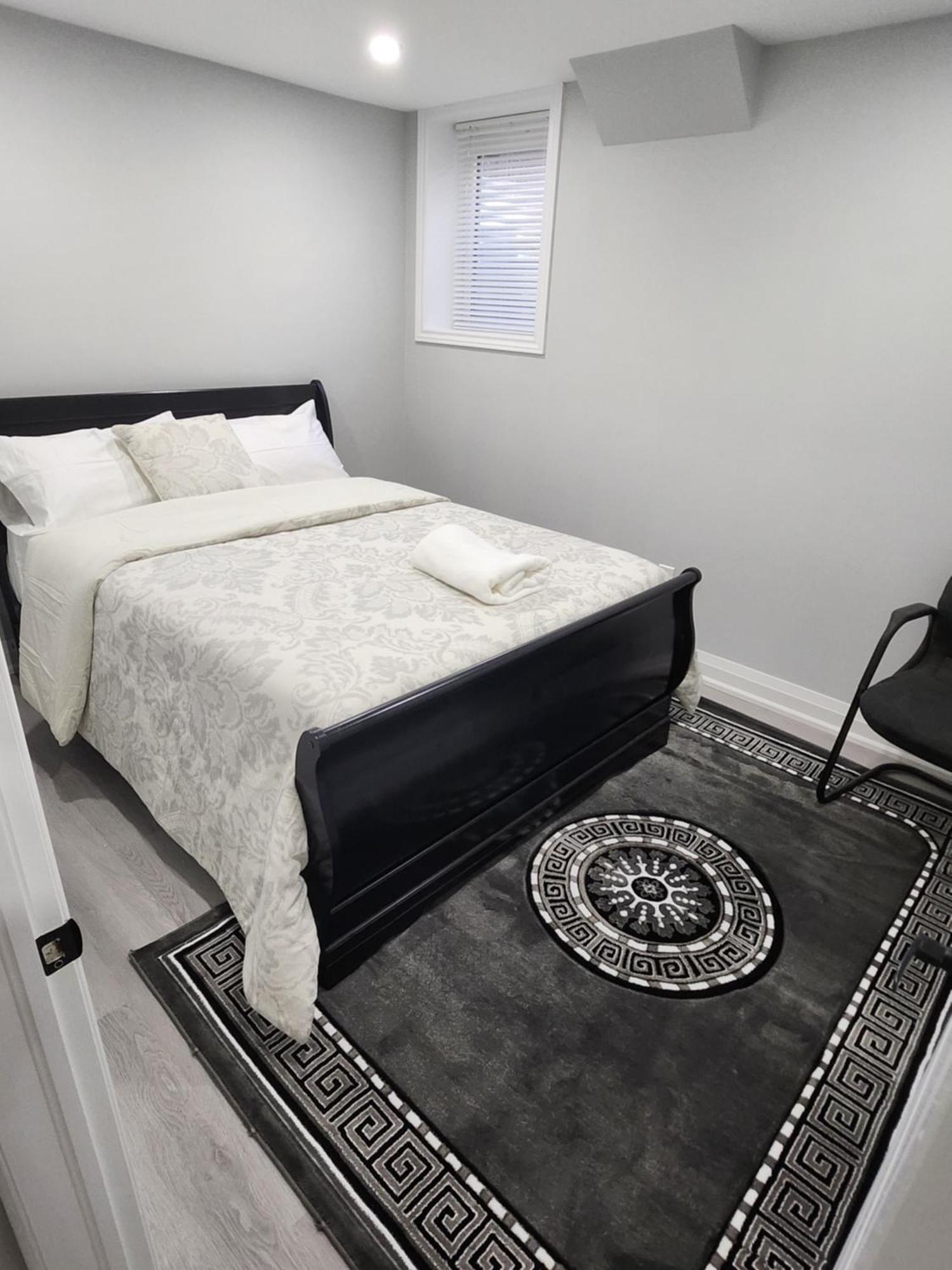 Apartment B 2 Bedroom Брамптън Екстериор снимка